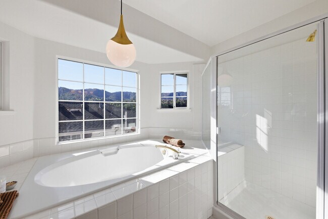 Building Photo - 15 Aaron Dr