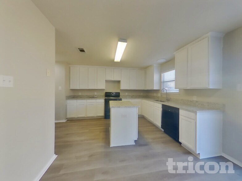 Building Photo - 5033 Meridian Ln