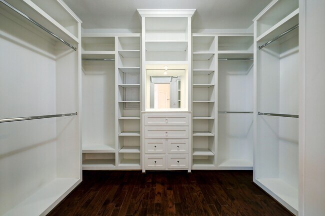 Building Photo - 5805 Larkin St