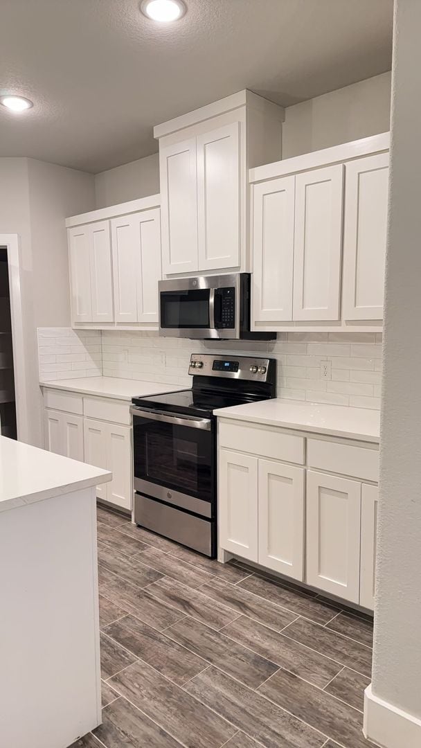 Building Photo - 3/2/2 MOVE IN SPECIALS -Great Location -