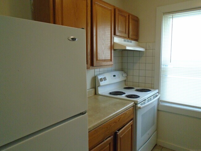 Building Photo - 327 Augur St
