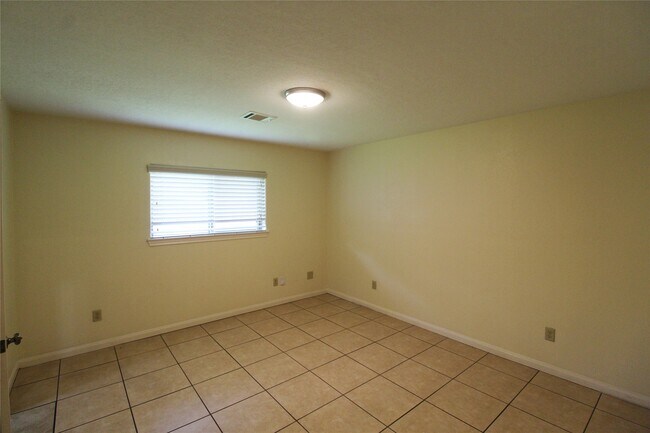 Building Photo - 814 Mobile Dr