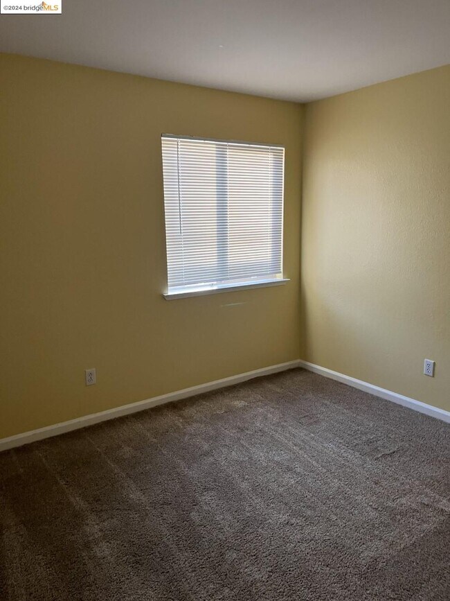 Building Photo - 1207 Lakeview Cir