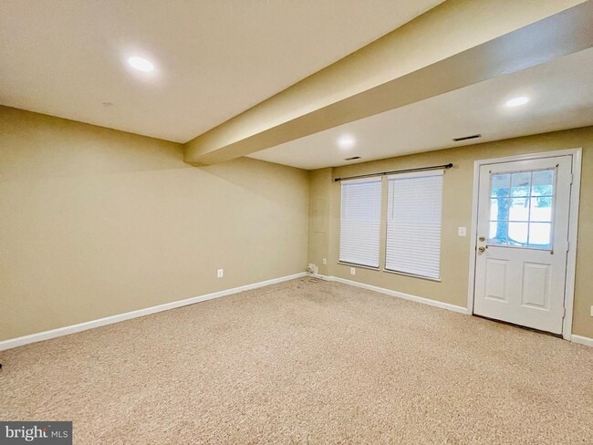 Building Photo - GORGEOUS TOWNHOUSE - MANASSAS