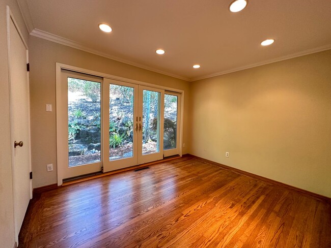 Building Photo - Fabulous LAH home, close town location, sp...