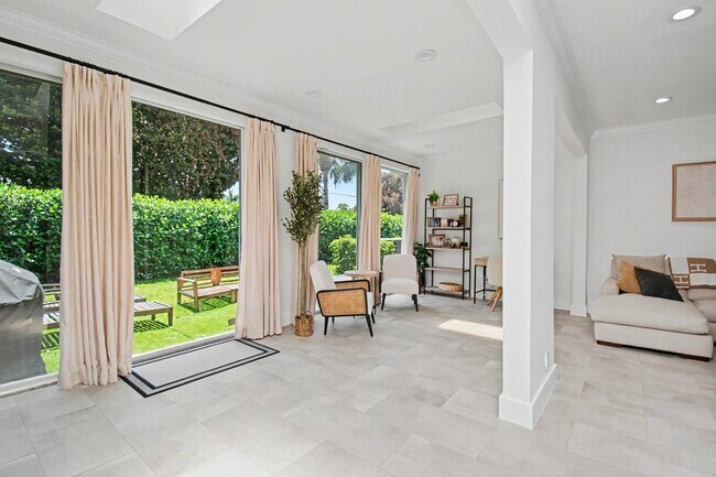 Building Photo - 6744 Via Regina