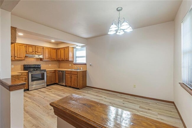 Building Photo - 904 Oakwood Dr