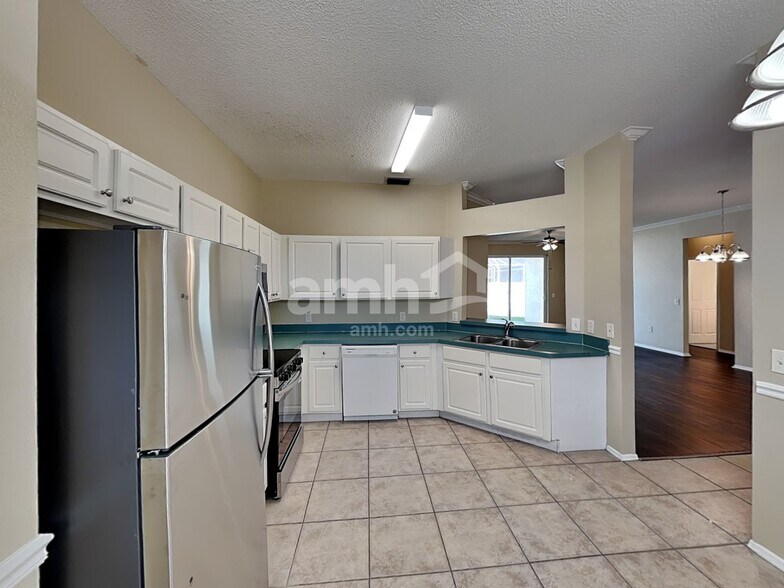 Building Photo - 823 Springwood Cir