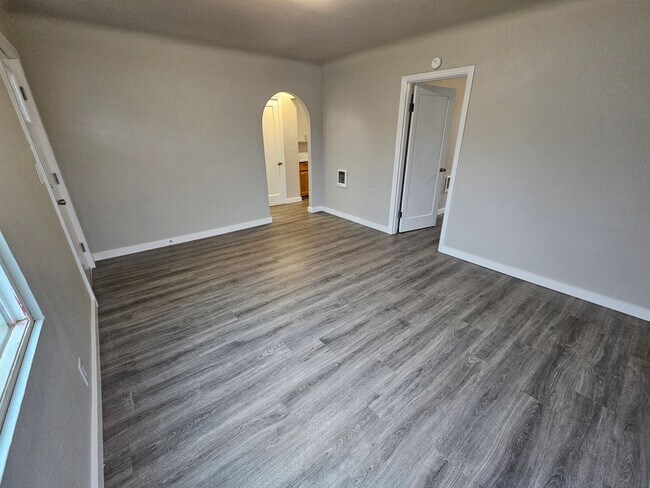 Building Photo - 4th St Duplex