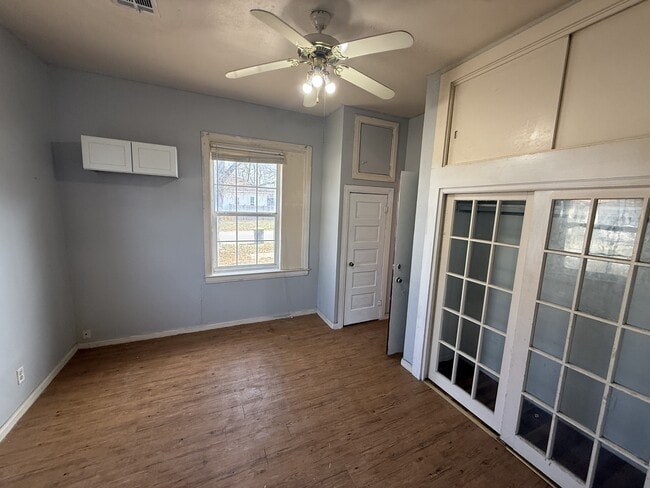 Building Photo - 323 N Stonewall Ave