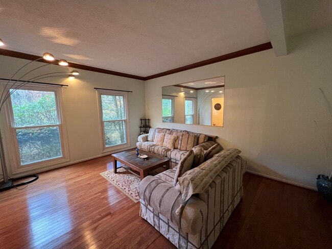 Building Photo - Spectacular 3 Bed 3.5 Bath Brick Home in Scenic Riverview Estates