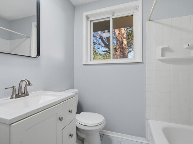 Building Photo - 308 Harolds Dr NW