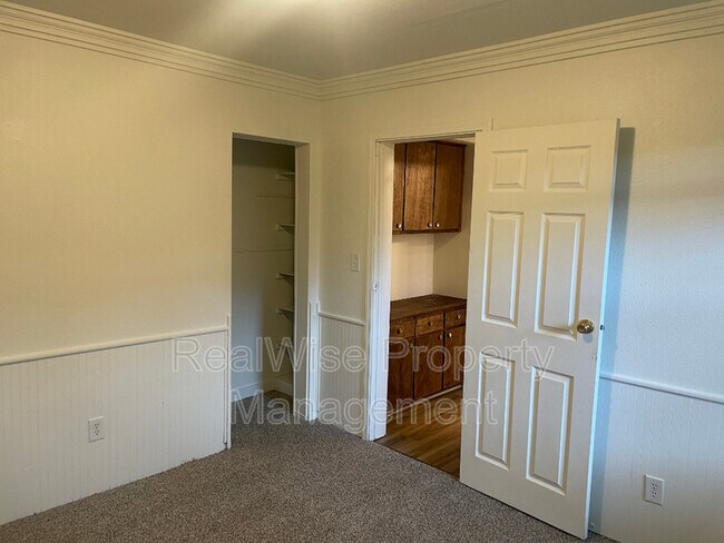 Building Photo - 300 Edwards St