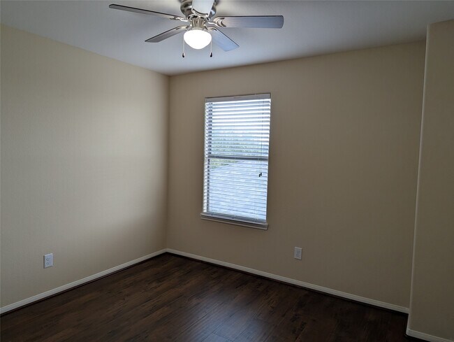 Building Photo - 1127 Honeysuckle Vine Dr