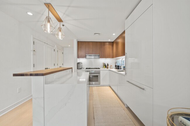 Building Photo - 1000 Maxwell Ln