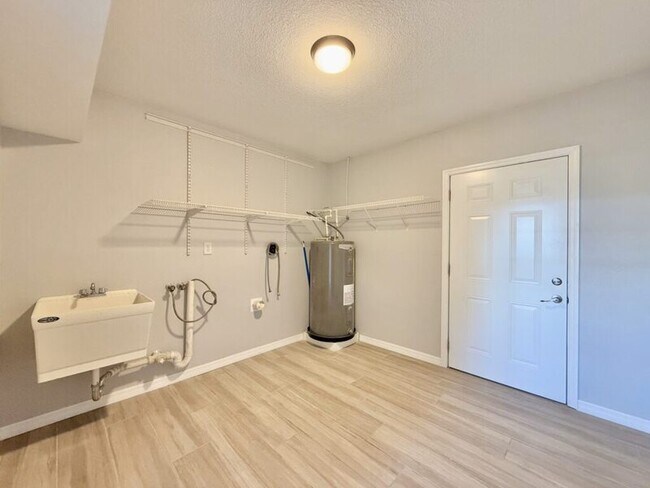 Building Photo - 8718 Thornwood Ln