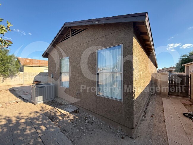 Building Photo - 1702 W Summer Dawn Dr