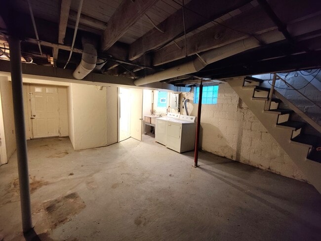 Building Photo - *Recently Updated 2BD/1.5BA Duplex Availab...