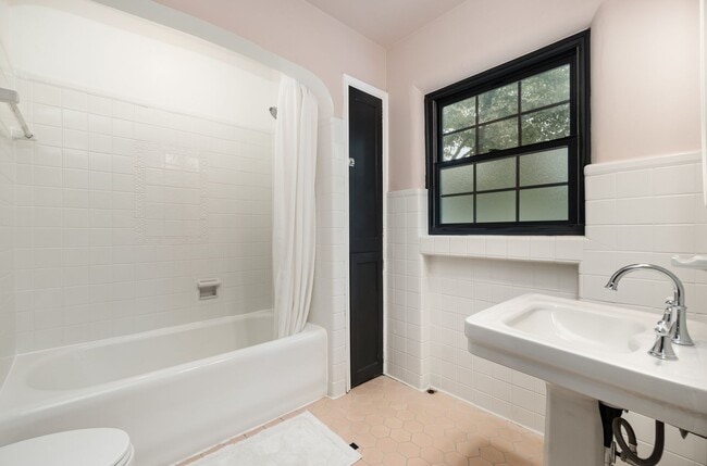 Building Photo - Modern Elegance Meets Mt. Lookout Charm – ...