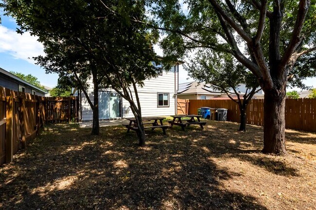 Building Photo - 1609 Anise Dr