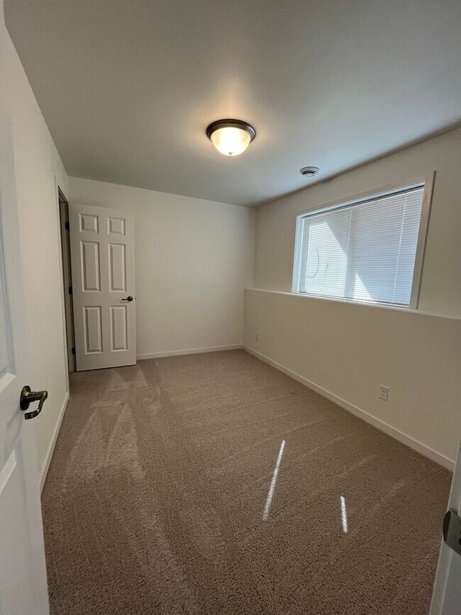 Building Photo - 3 Bed 3 Bath TownHome