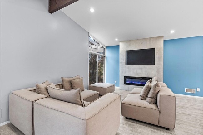Building Photo - 22 Balmoral Cres