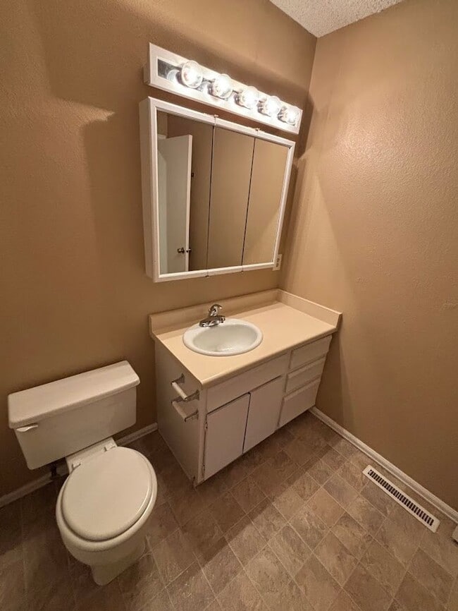 Building Photo - Westside 3 Bedroom Home in D20
