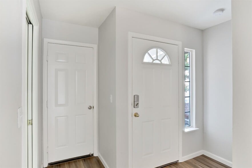 Looking back at the front door & garage door. - 3038 Courtside Dr