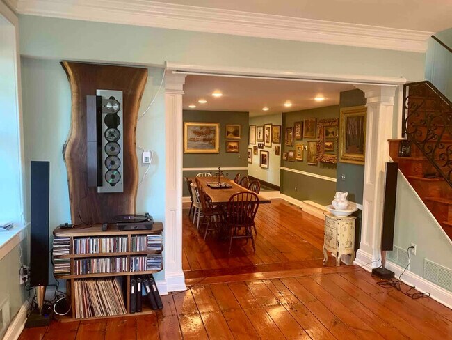 Building Photo - 15 Ferry St