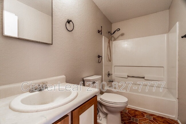 Building Photo - 6203 Lakeview Dr.