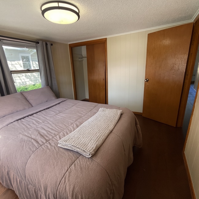 Building Photo - Immediate Move In- Fully Furnished Short T...