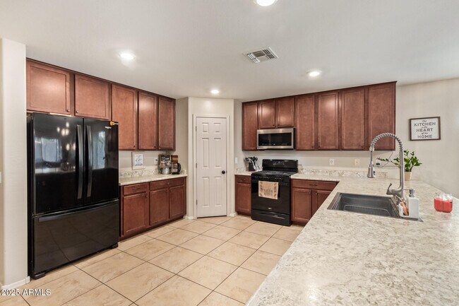 Building Photo - 17192 W Pinnacle Vis Dr