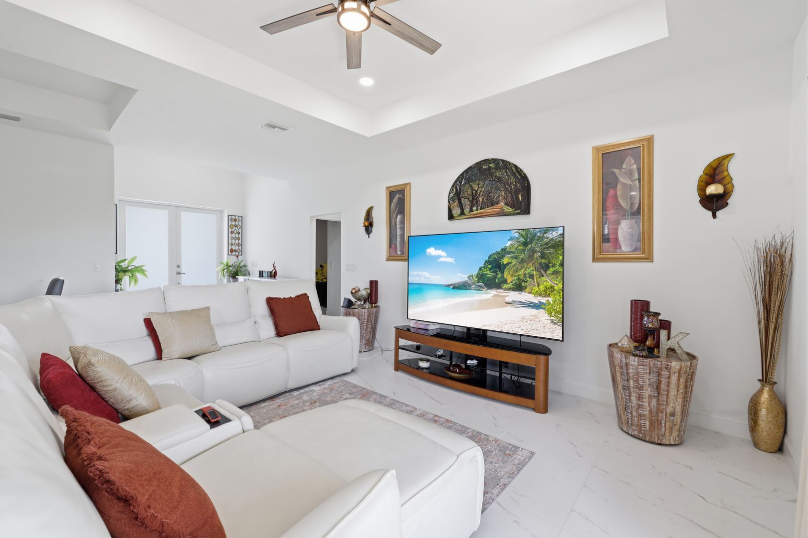 Building Photo - Newer 3/2 home all tile