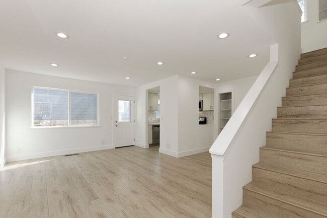 Building Photo - Two Bedroom Townhome for Rent!