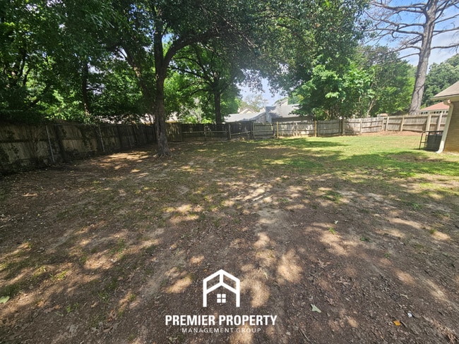 Building Photo - Huge 3BR/2BA Near Kirby | 1,774 Sq Ft, Hardwood Floors, Fireplace & Bay Window