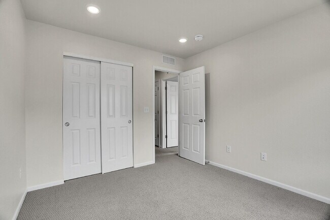 Building Photo - $3,230.95 with $300 off the first month's Rent - 4 Bedrooms, 3.5 Bathrooms, Townhouse in Broomfie...