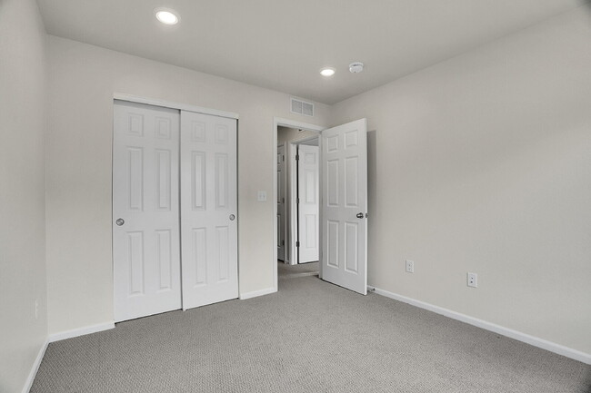 Building Photo - $3,330.95 with $300 off the first month's Rent - 4 Bedrooms, 3.5 Bathrooms, Townhouse in Broomfie...