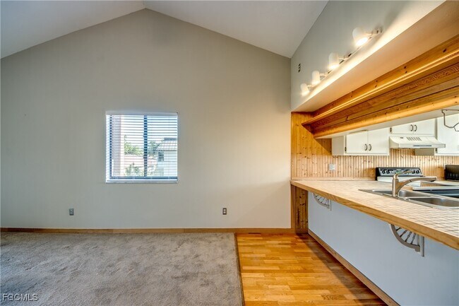 Building Photo - 4616 SE 6th Ave