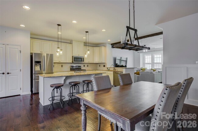 Building Photo - 1731 Evergreen Dr