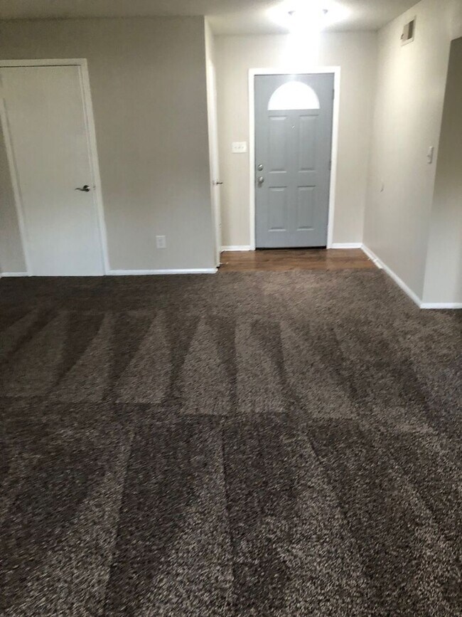 Building Photo - Charming 1-Bedroom 1-bathroom Apartment in the Heart of Chesterton!