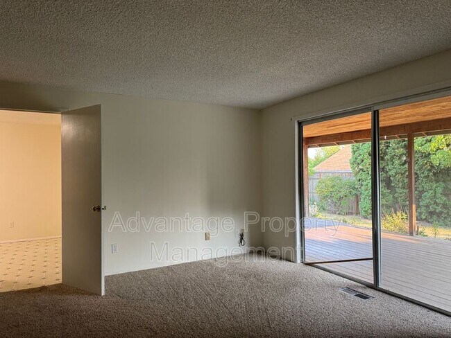 Building Photo - 1440 NW Meadowgreen Pl