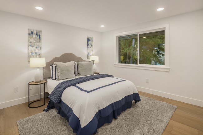 Building Photo - 4Bd/2.5Ba Bellevue House