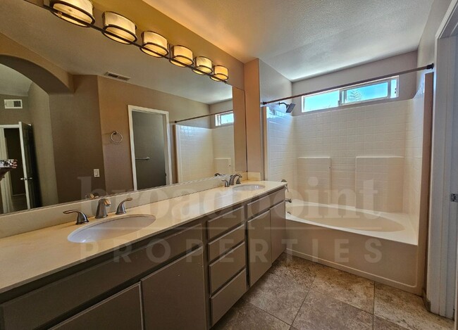Building Photo - 605 Iona Ct