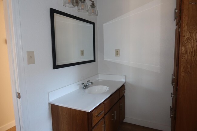 Building Photo - 4819 Royal Oak St