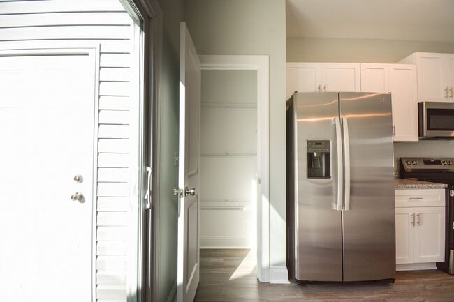 Building Photo - Gorgeous 2 Bedroom Townhome in Beachside Village