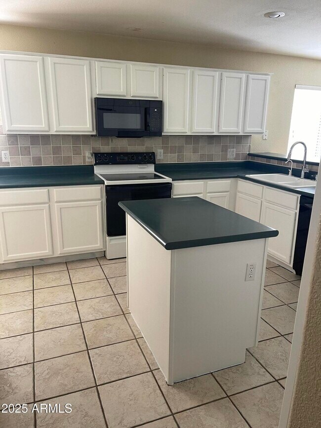Building Photo - 1381 W Pelican Ct
