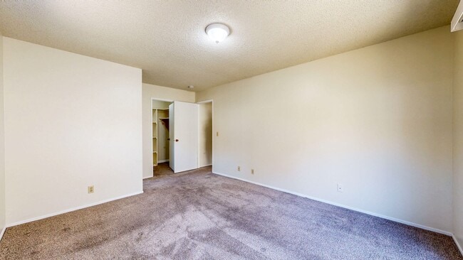 Building Photo - Bright and Beautiful 2 Bedroom 2 Full Bath...