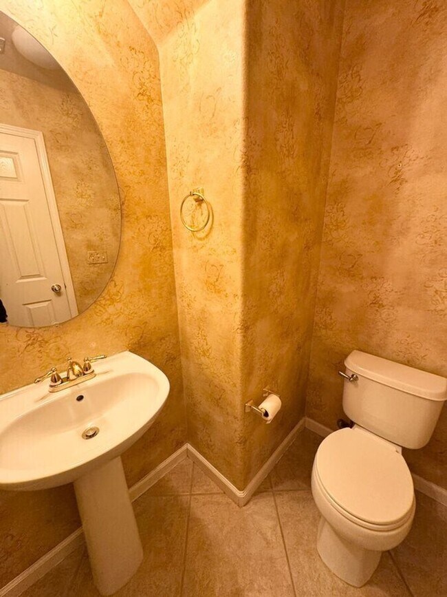 Building Photo - STUNNING & SPACIOUS 4 BEDROOM HOME IN LIVE...