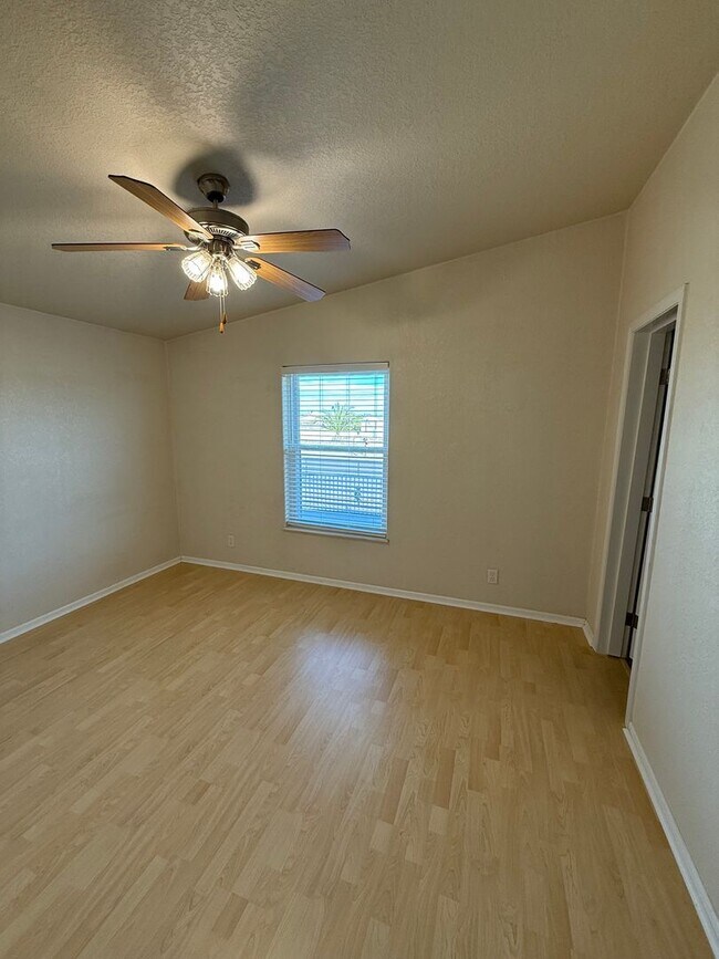 Building Photo - Move In Ready - Spacious Manufactured Home in Foothills!