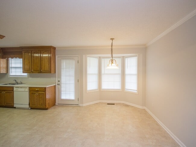 Building Photo - Beautiful full brick home!